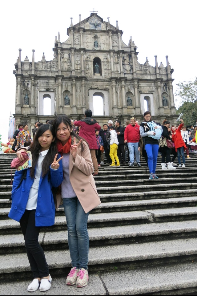 Miss Kammy Lau (left) enjoyed providing tour guide service to fellow students during the trip.