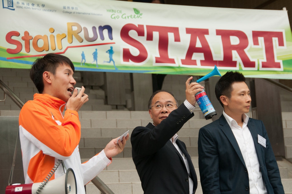 香港浸會大學協理副校長黃岳順教授（中）為首場賽事主持鳴槍起跑儀式。