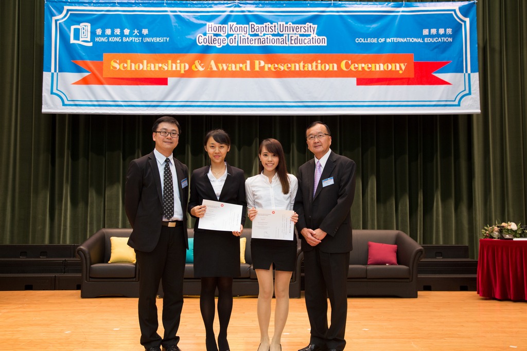Secondary principals from the awardee’s secondary schools were invited to attend the scholarship presentation to celebrate students’ achievements. (Far Left: Mr. WAN Ka Kit, Principal of Baptist Lui Ming Choi Secondary School, Dr. Simon WONG, Dean of SCE and the awardees.)
