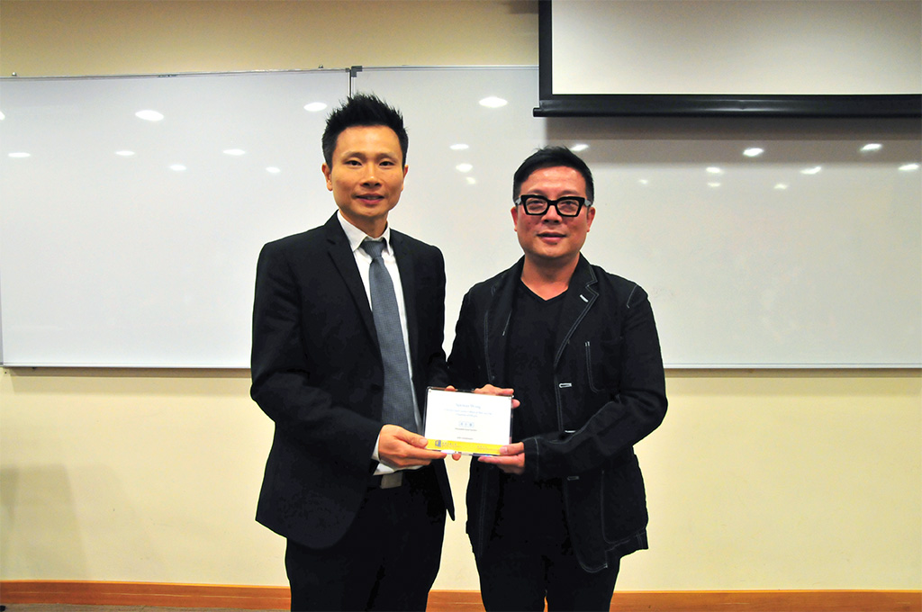 香港浸會大學國際學院總監劉信信博士致送紀念品予嘉賓講者黃光銳先生。