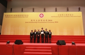 教育局局長吳克儉（左三）學生代表合照留念