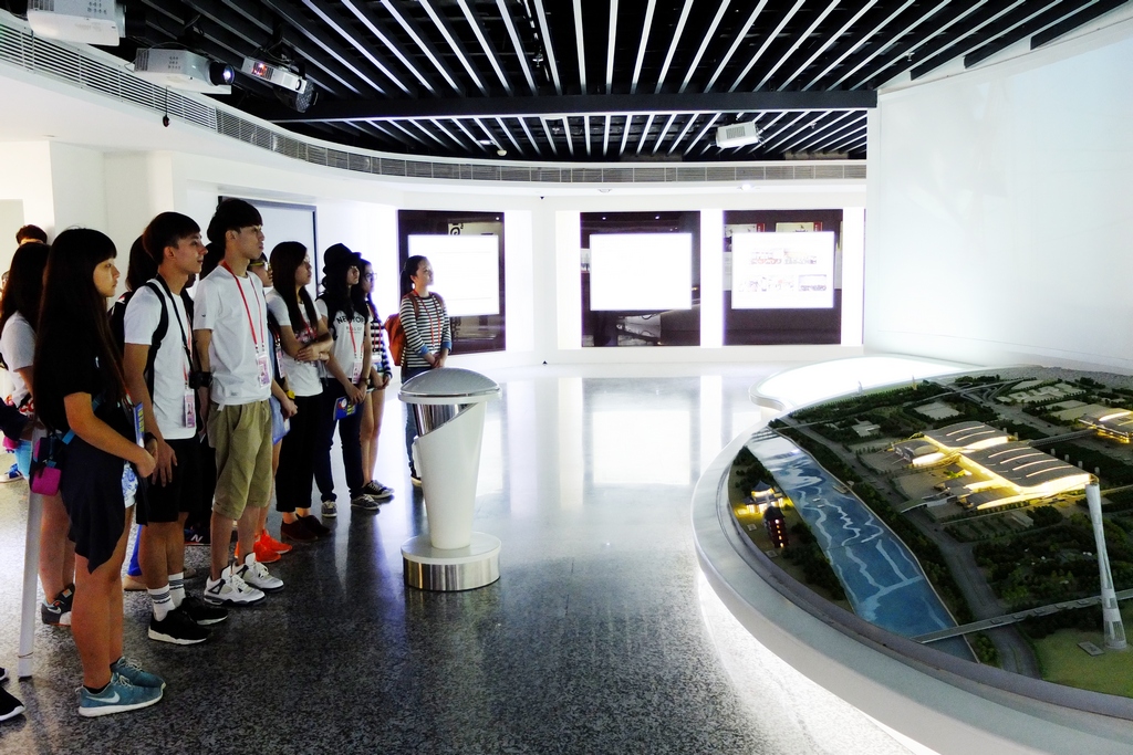 Students visited the Pazhou Complex.