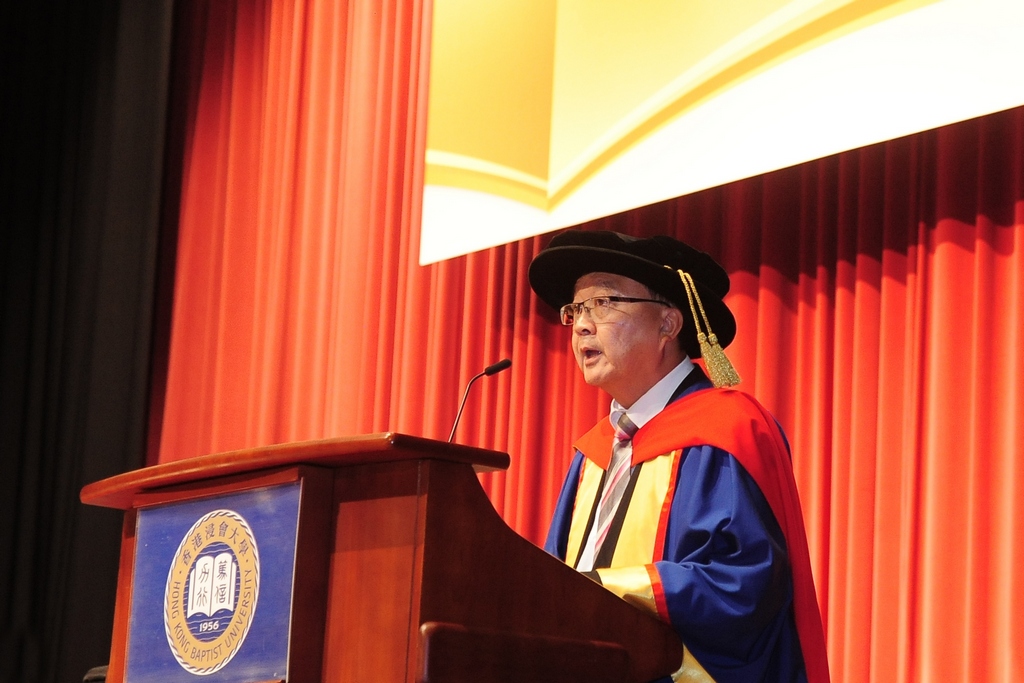 浸大持續教育學院院長黃志漢博士向2013/14年度畢業生致辭。