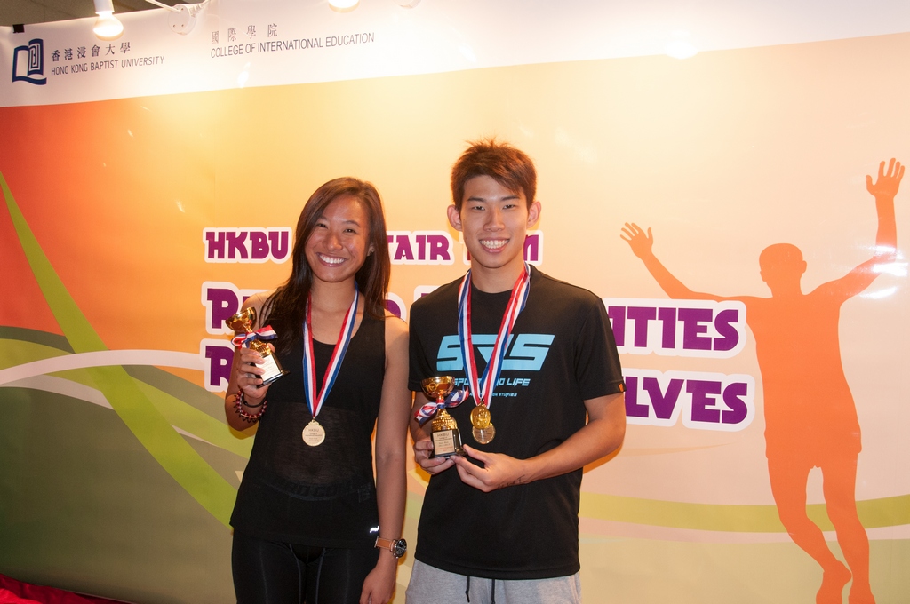 （左起）兩位同修讀運動及康樂學一年級學生周文絢及鮑震樺分別贏得跑樓梯大賽女子組及男子組冠軍。