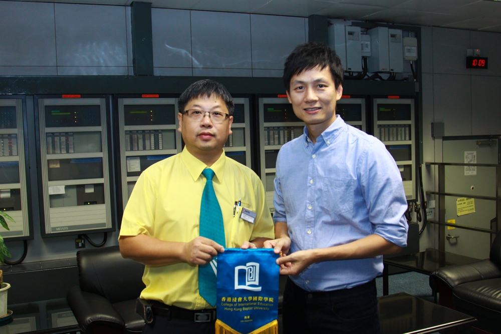 Mr. W.K. Lee (李永光), MTR Station Manager at Kowloon Station (Left) with Dr. Joseph Chan, Lecturer (Division of Applied Science).