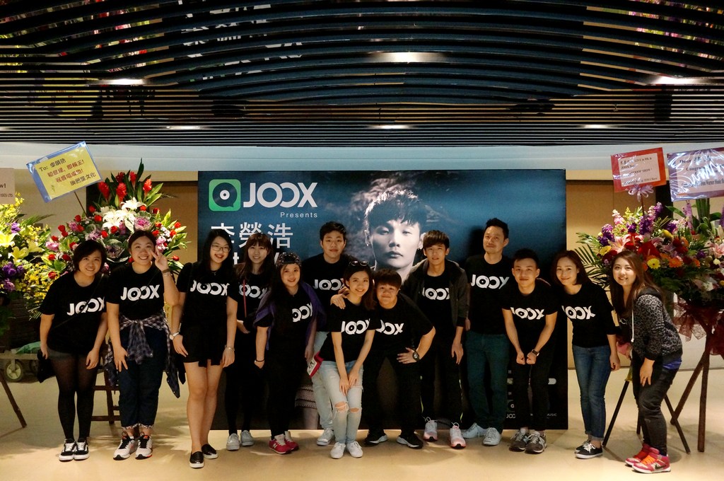 浸大國際學院傳理學副學士師生獲手機音樂應用程式JOOX邀請，於音樂會負責傳媒及嘉賓接待。