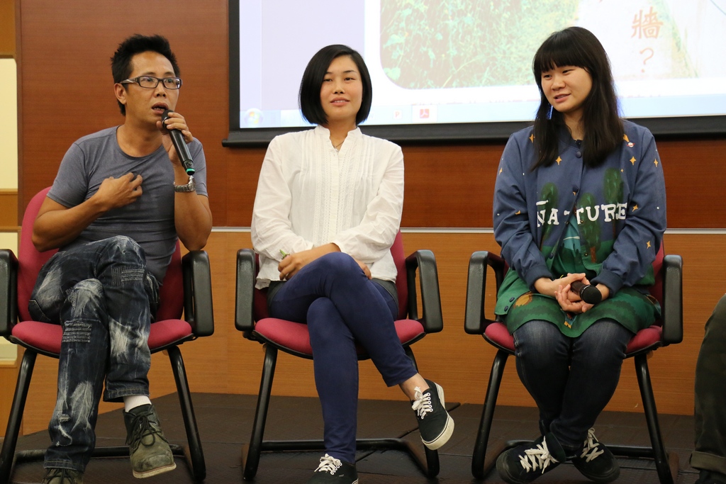 商業電台叱咤903唱片騎師急急子（右）、東北村民李肇華先生（左）與區晞旻小姐（中）一起分享對東北發展議題的意見。