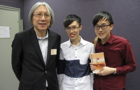 短篇小說組決審團成員陳冠中先生（左）與獲獎的丘庭傑校友（中）合照。