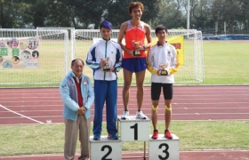 Man Siu-kit (centre), alumnus of CIE, is happy to win a gold medal in the cross country race.