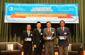 Dr. Sam Lau, Director of CIE (second from the left) present souvenirs to the scholarship donors.