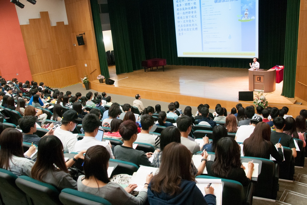 中華電力及世界綠色組織代表於閉幕禮分享生活節能省電祕技及社區節能教育的重要性，吸引逾200位同學參加。