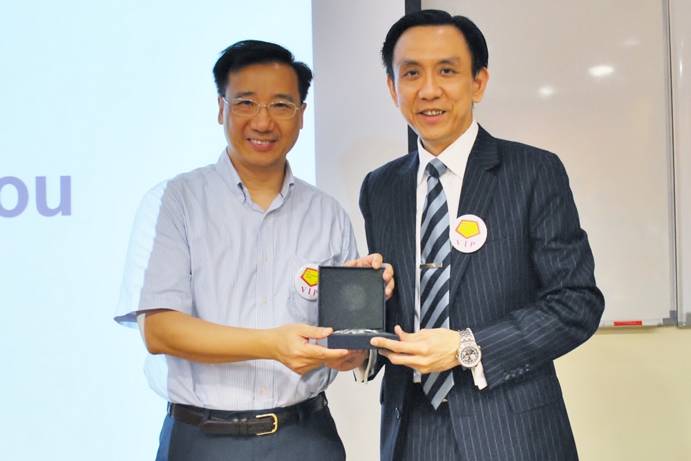 Mr. Chris Tse, Chairman of Institute of Financial Planners of Hong Kong (right) and Dr. Gordon Wong, Division Leader of Business.