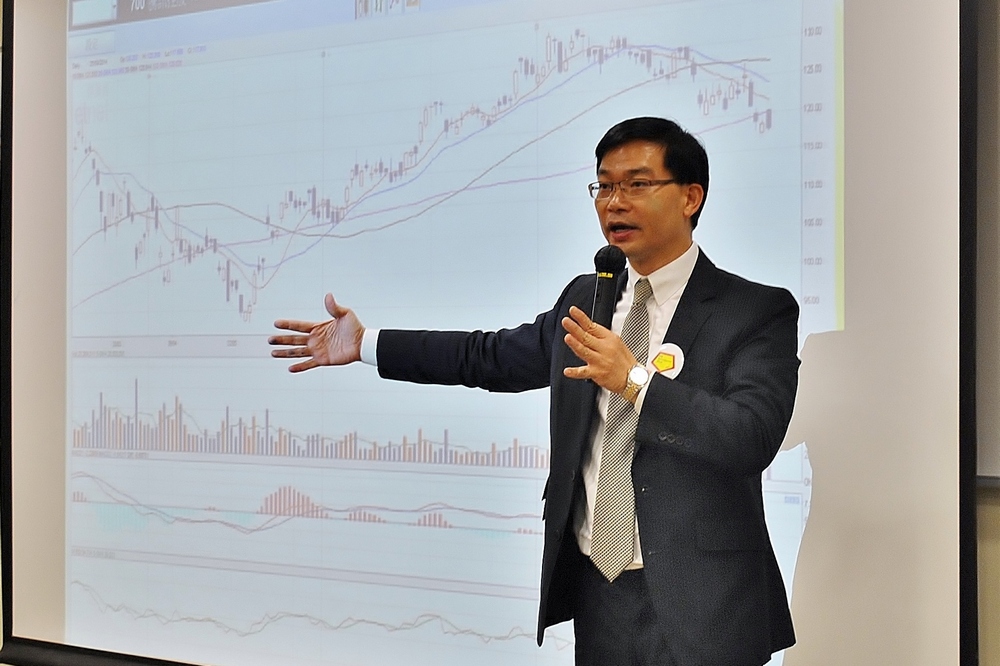 Mr. William Lai imparting his investment knowledge during the i-plan Stage I training session.