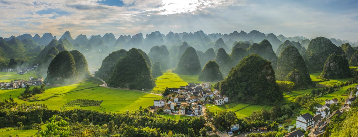 Xingyi UNESCO Global Geopark is located in the Xingyi City, Guizhou, China. Its Wanfenglin is a classic karst landscape with a forest of rocky peaks and karst valleys. [Photo credit: Ms. Cindy Choi] 興義聯合國教科文組織世界地質公園位於中國貴州省興義市，其中的萬峰林是一個具有岩峰林立和岩溶峽谷的經典喀斯特地貌。[照片來源：蔡慕貞女士]