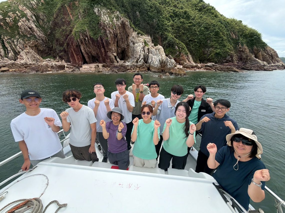 Zhang Jun Hao (Ken), a Year 1 GRMG student (second from right in the second row), reflected that the boat tour showed him that conservation is about understanding the connections between nature, culture and people.