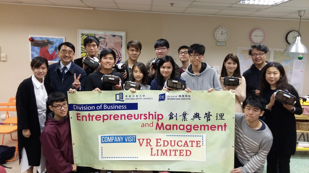 黄岳永会长（后排右一）向同学介绍Virtual Reality将会成为很多行业的发展方向。他认为让年青人在学校亲身体验VR技术的实用性，胜过在教科书上用千言万语解释创新科技的意义。