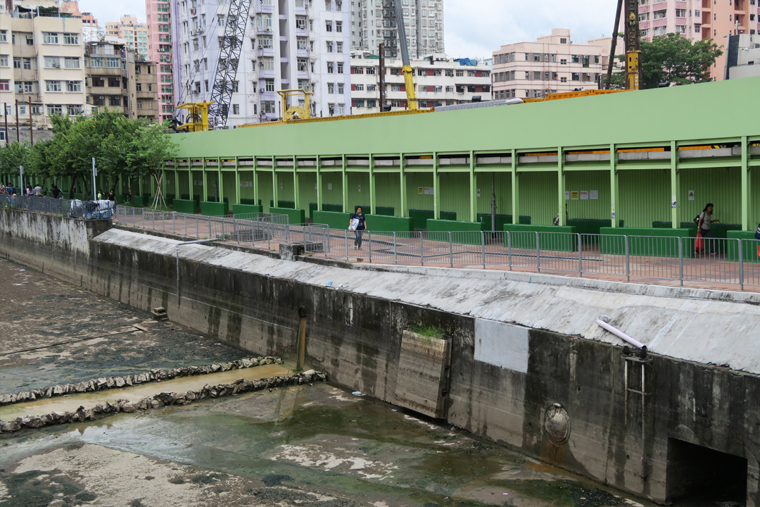 「元朗明渠」內的非法污水排放，造成不少環境問題，影響區內市民生活。