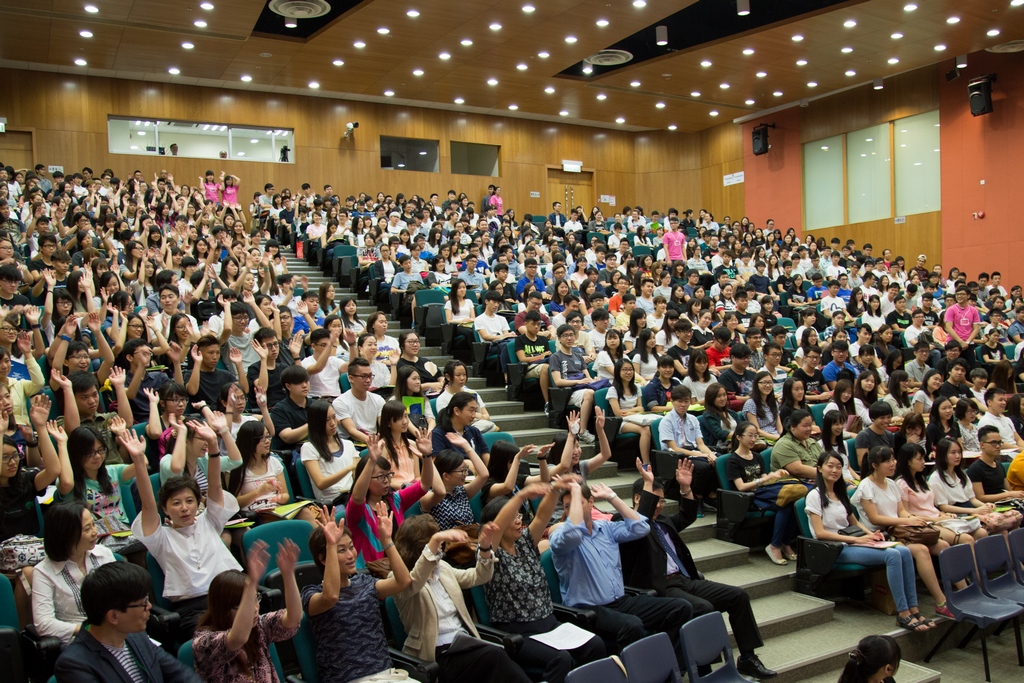 浸大国际学院为近2,500位新生举办迎新活动，提供学务信息，介绍校园设施。