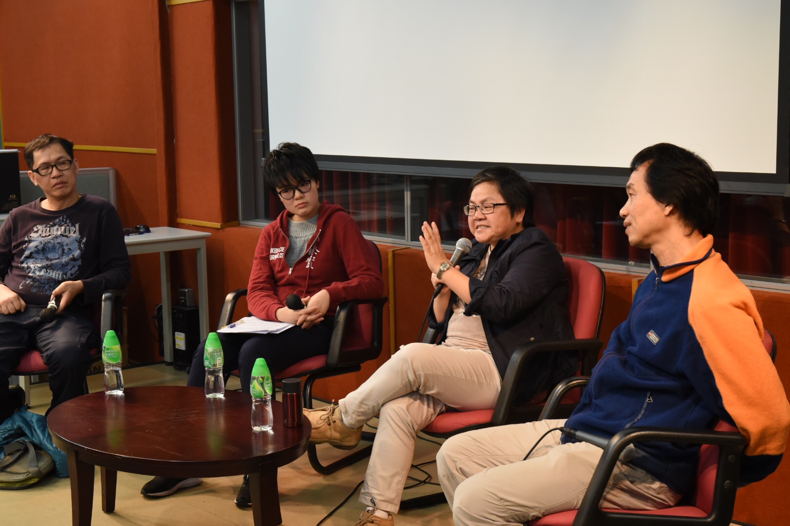 岑倚兰形容做记者很多时是「有志未能伸」，勉励同学要胸怀「一团火」。