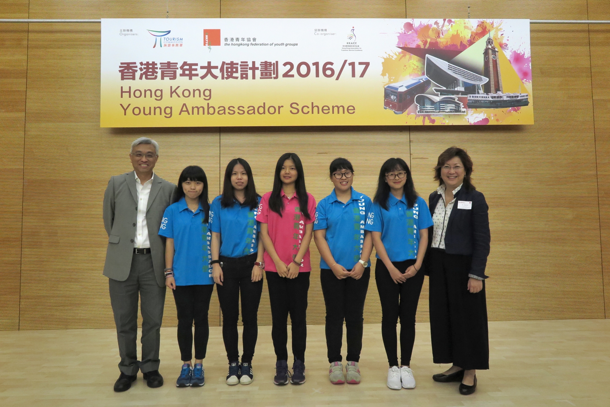 浸大學生事務處輔導長鄧裕南教授（左一）及浸大國際學院副總監李美琪博士（右一）到場支持獲委任的同學。