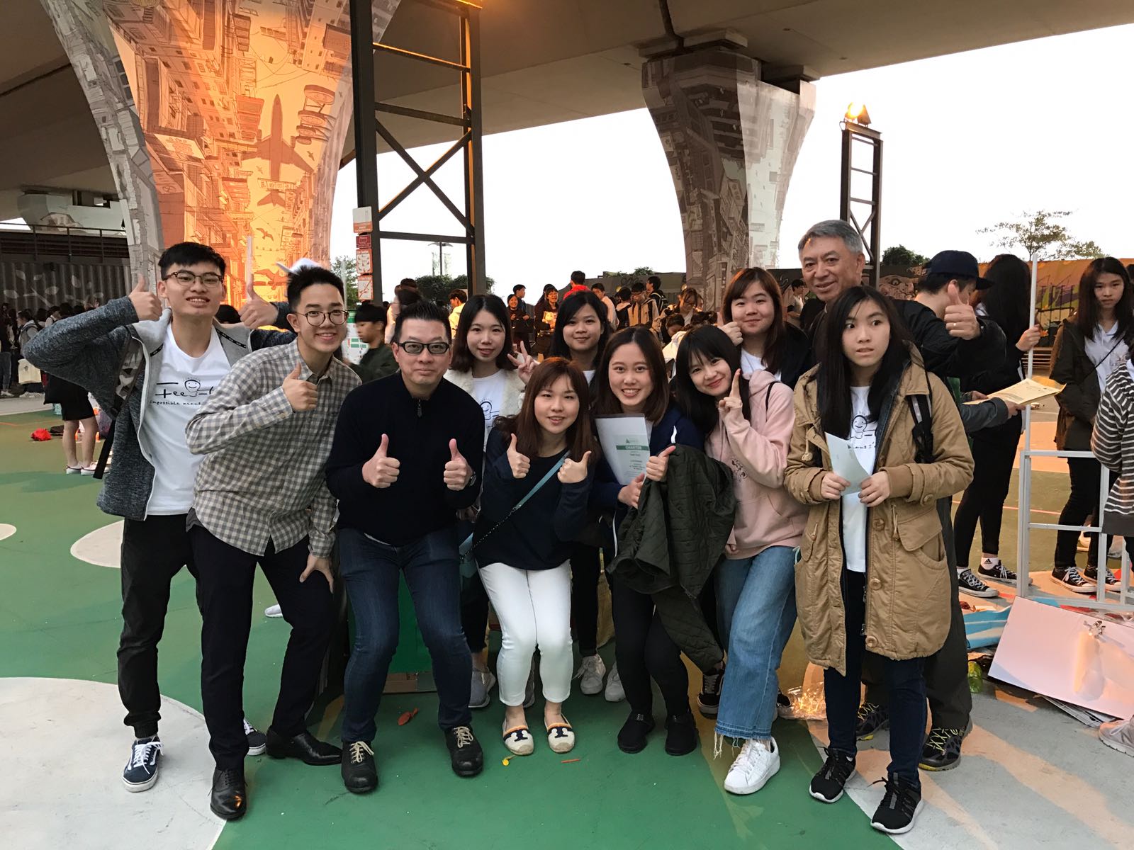 國際學院商學部老師及商界顧問特意到場為參賽同學打氣。