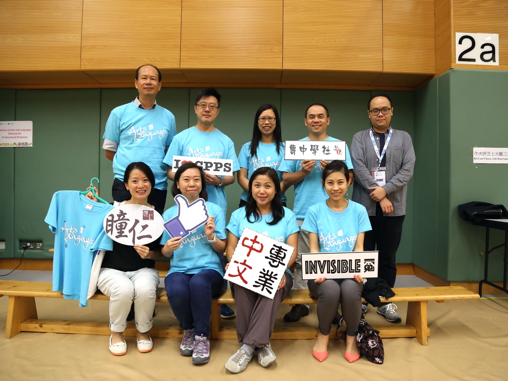学院讲师一同穿上学部设计的服饰，与新生打成一片。