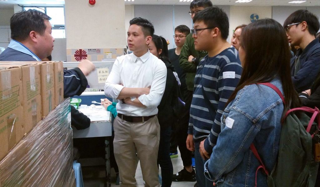Mr. Lo Chi Fai, manager of Caritas La Vie Bakery explains to the students the production process and how the NGO can help their target service group earn a living.