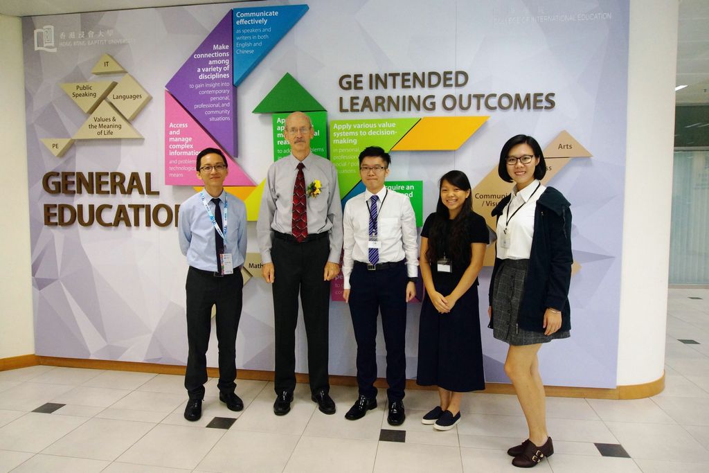國際學院講師鄧銘澤博士（左一）和三位同學藉此機會與Dr. Gary Watson（左二）交流，了解如何帶動香港年輕人對樹木管理的關注。