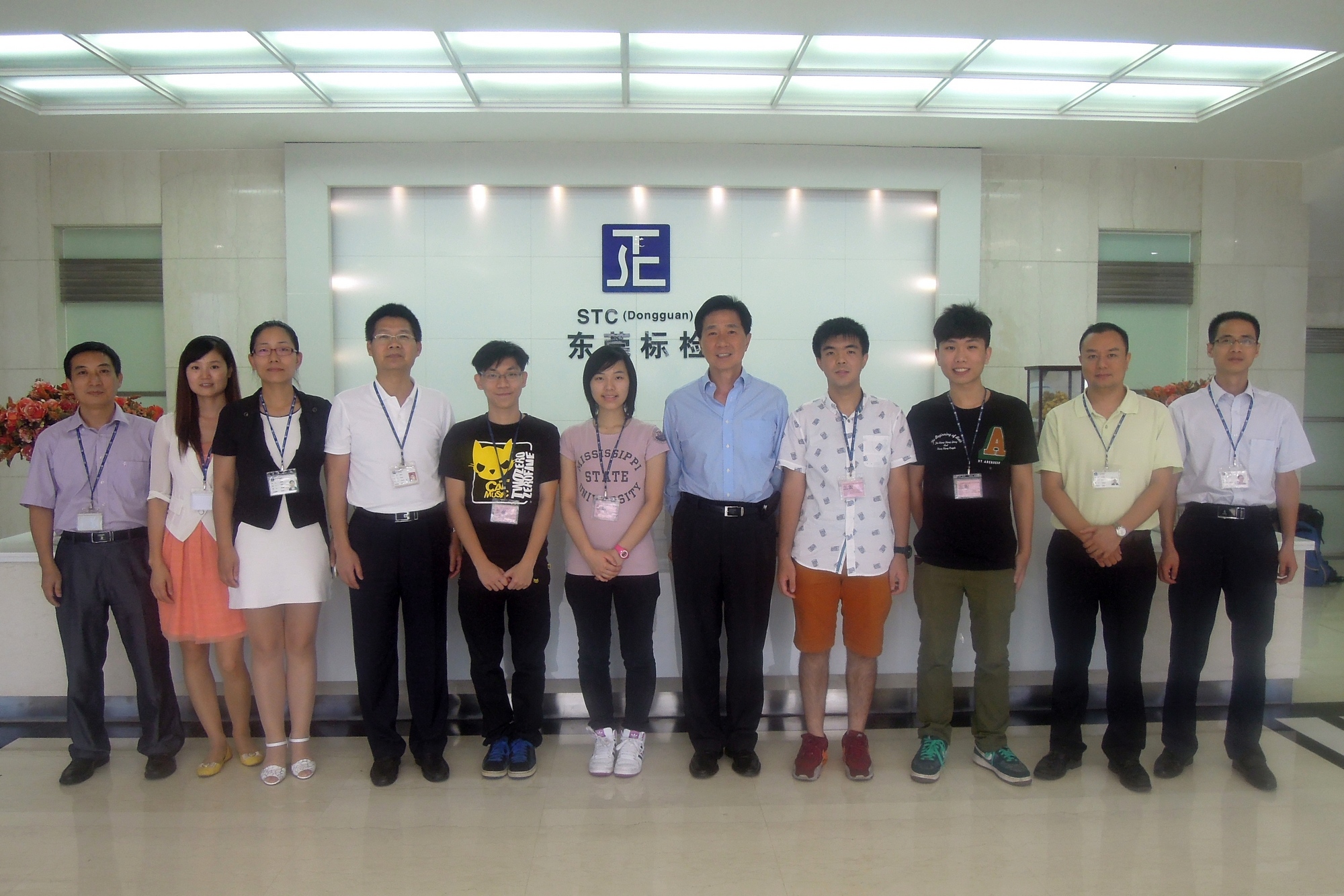 东莞标检产品检测有限公司总裁冯立中博士（右五）和公司同事与4位来自「食物安全及环境健康」和「营养与食物管理」专修的实习同学合照。