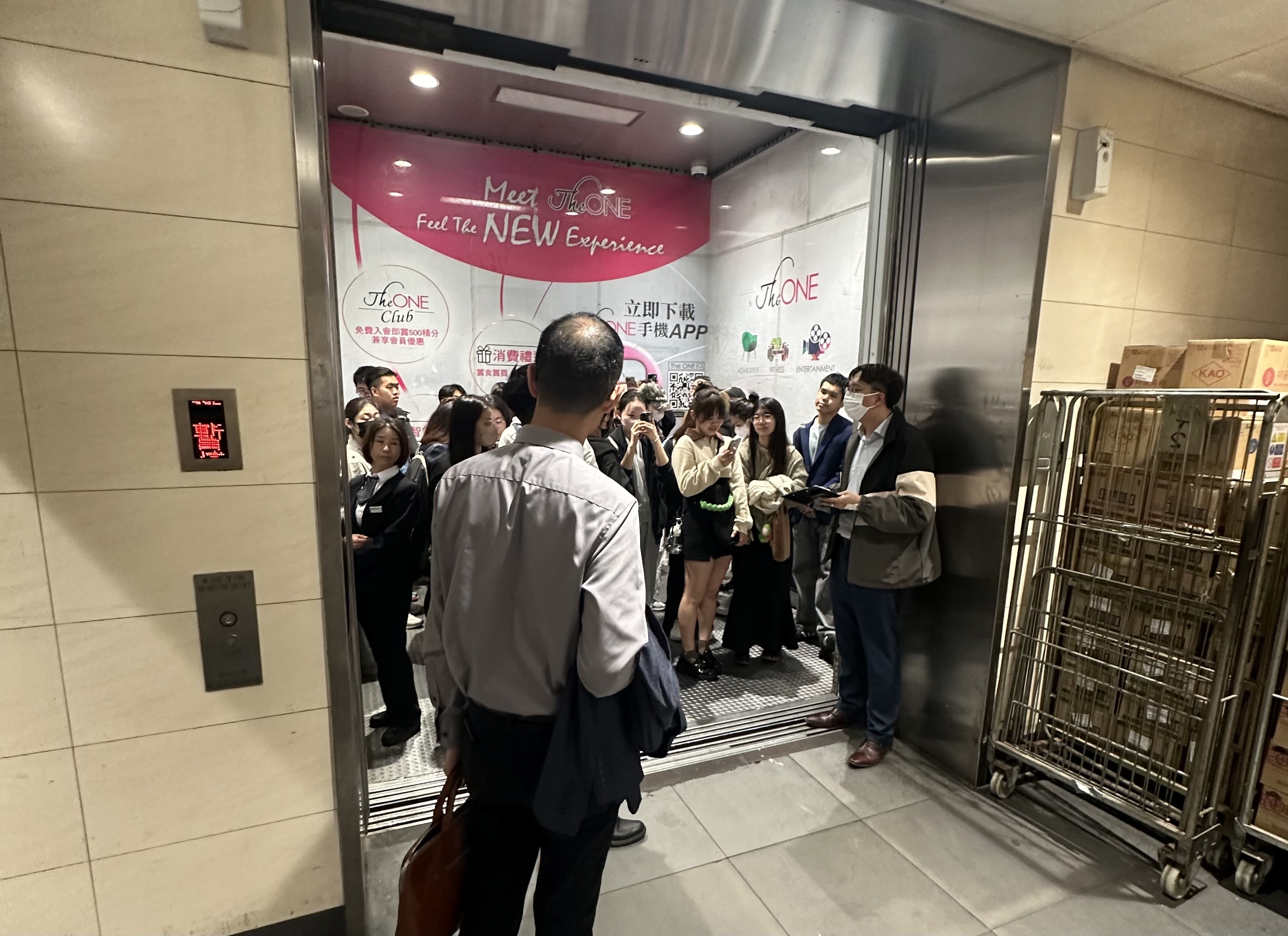  負責人展示商場專用的大型電梯，並解釋在安排活動時，會對活動中要用到的物資進行管理，比如安排運輸。