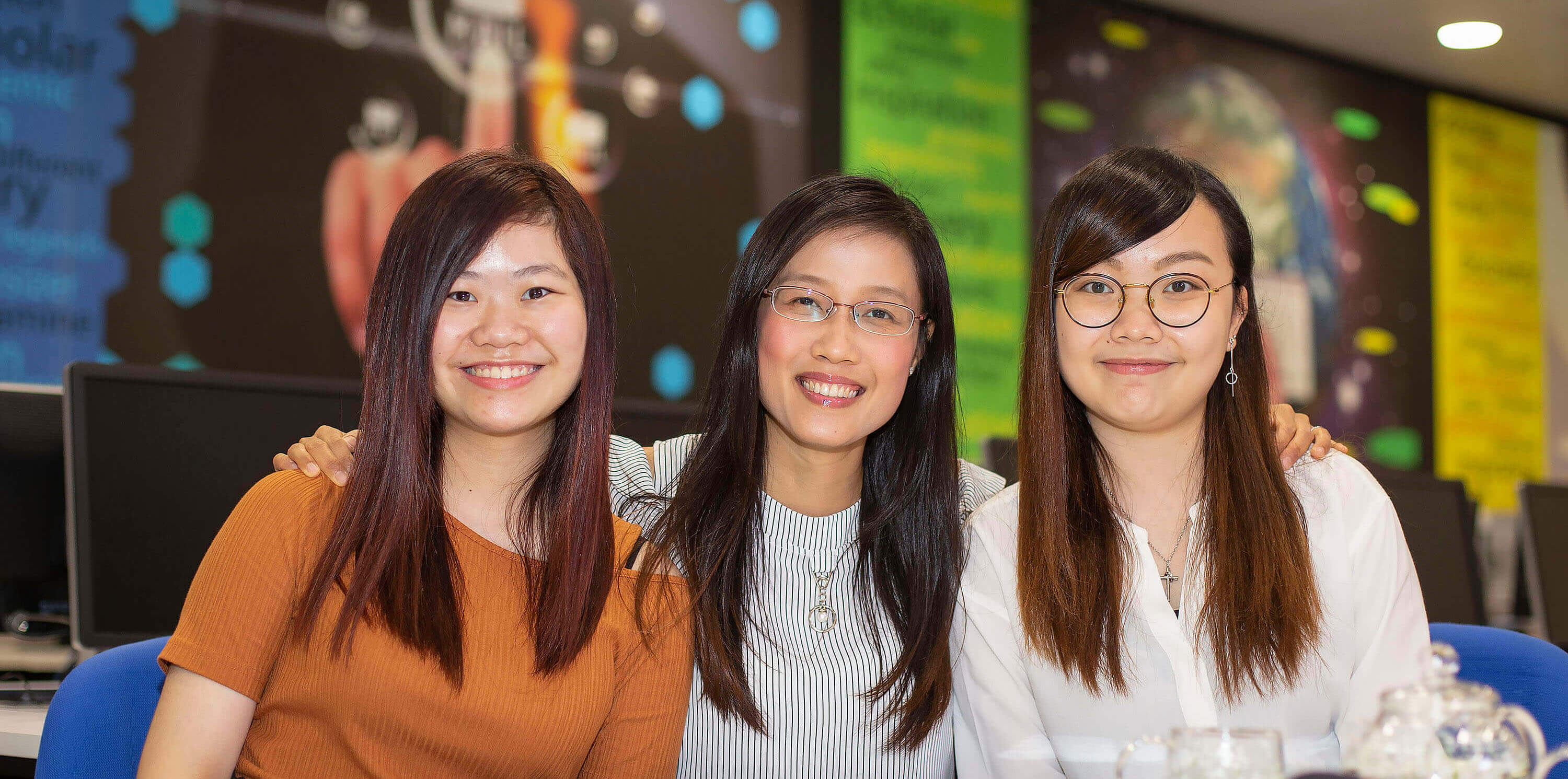 传理学学术统筹主任袁慧仪女士及参与「虚拟交流」的同学卢嘉颍和陈贝珊在学院网上升学讲座中分享宝贵体验。