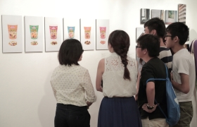 参展同学向嘉宾解释作品的创作意念。