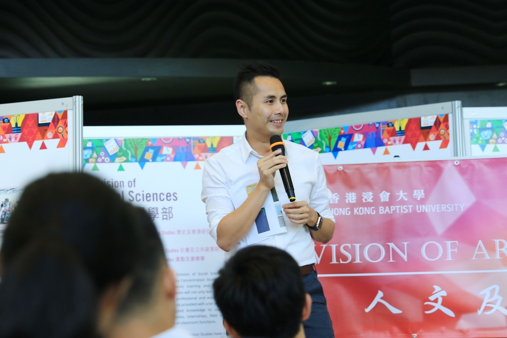 吕永佳博士与同学分享教学的点滴。