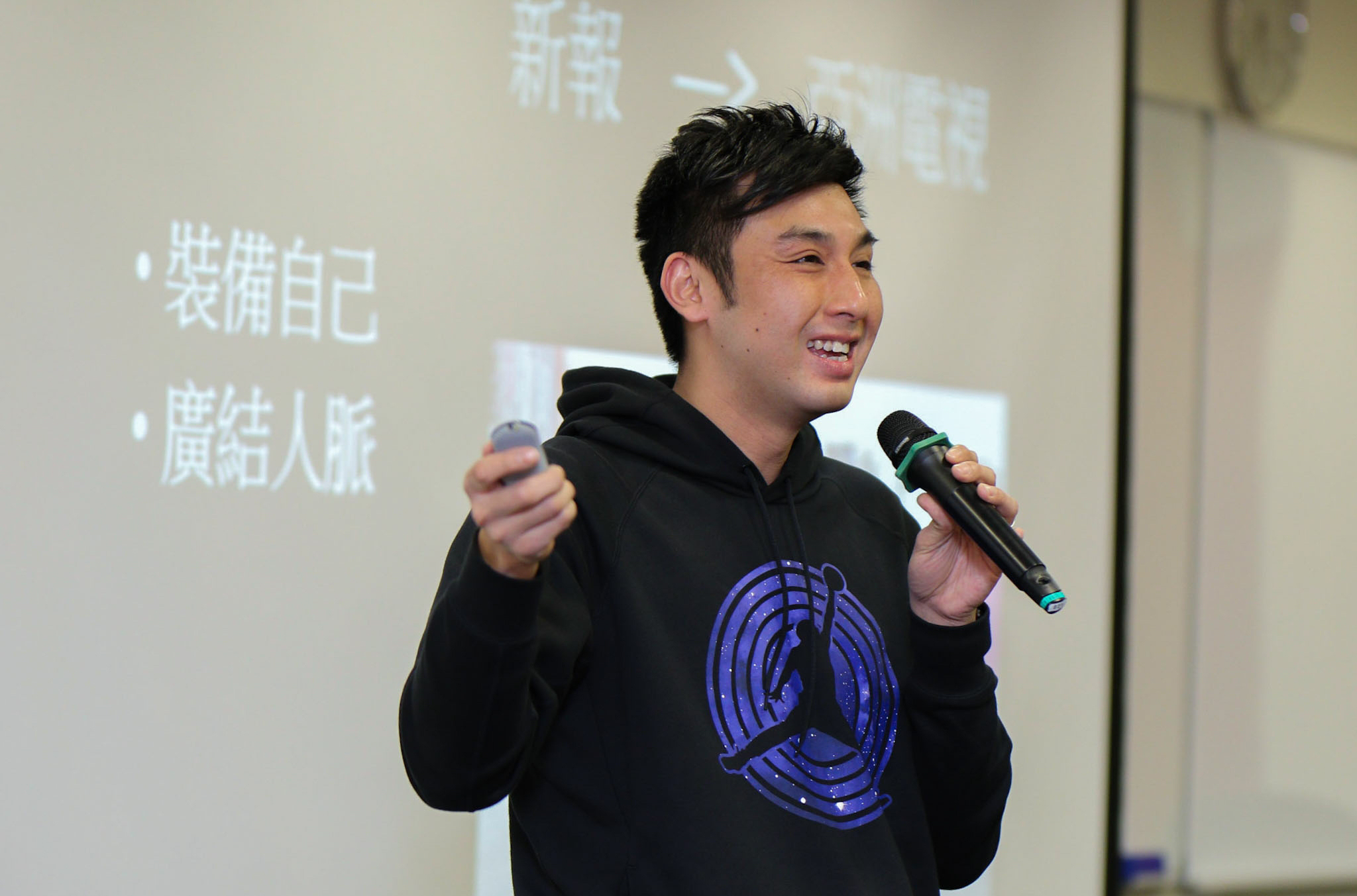 轉戰網絡媒體的伍家謙先生表示，建立人脈關係對從事媒體行業是非常重要。