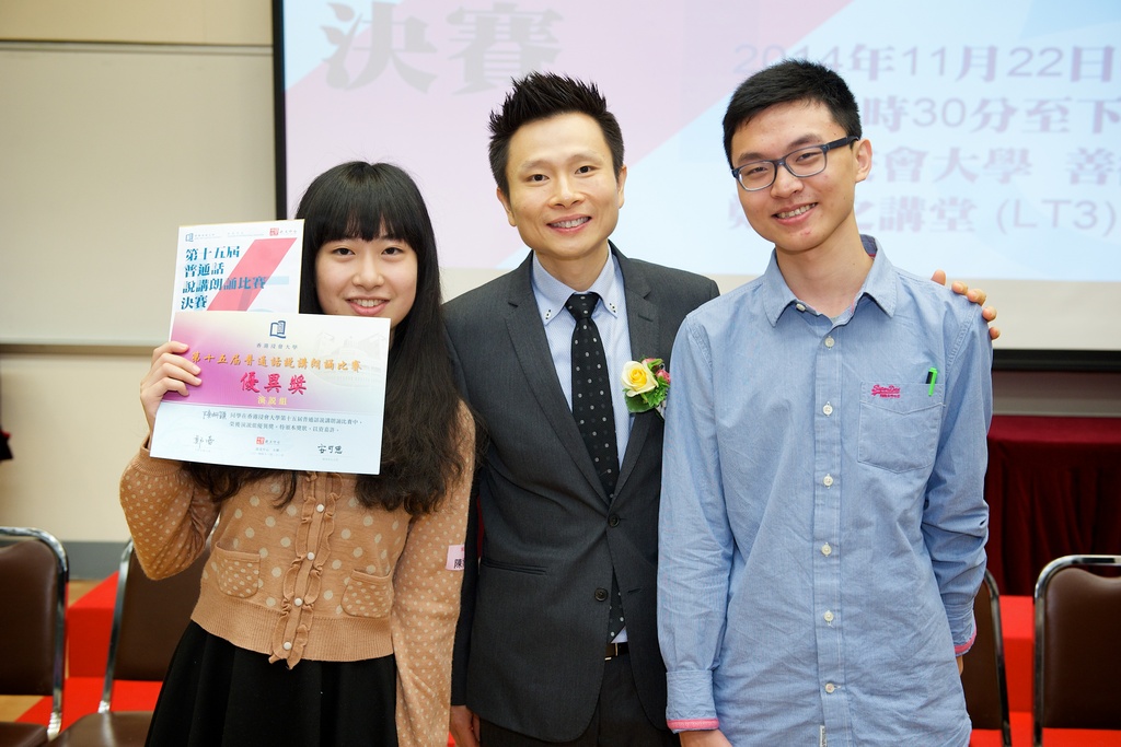 刘信信博士为演说组季军王澄梓同学（右一）及陈妍颖同学（左一）加油打气。