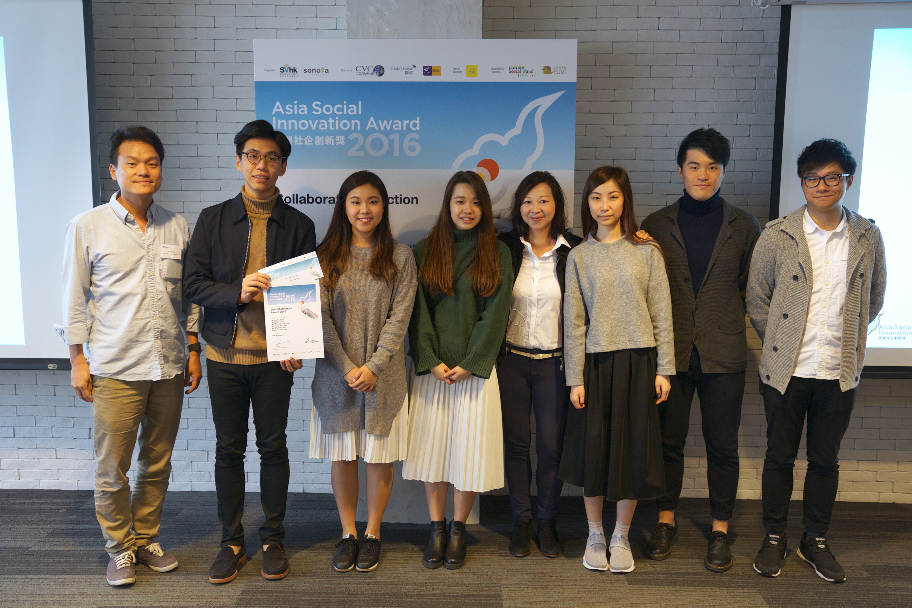 評審嘉賓－Mr. Chris Tsang（曾偉傑先生）, Director of Incubation and Innovation, SVHK（左一）頒發獎狀及獎金予「最佳多媒體奬」隊伍。