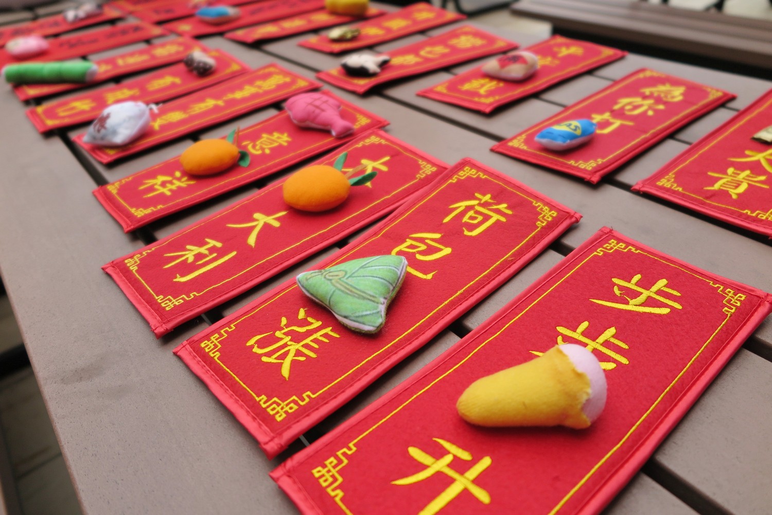 「猴打意」攤擋主打售賣立體揮春和Emoji表情符號抱枕等產品，吸引年輕消費一族。