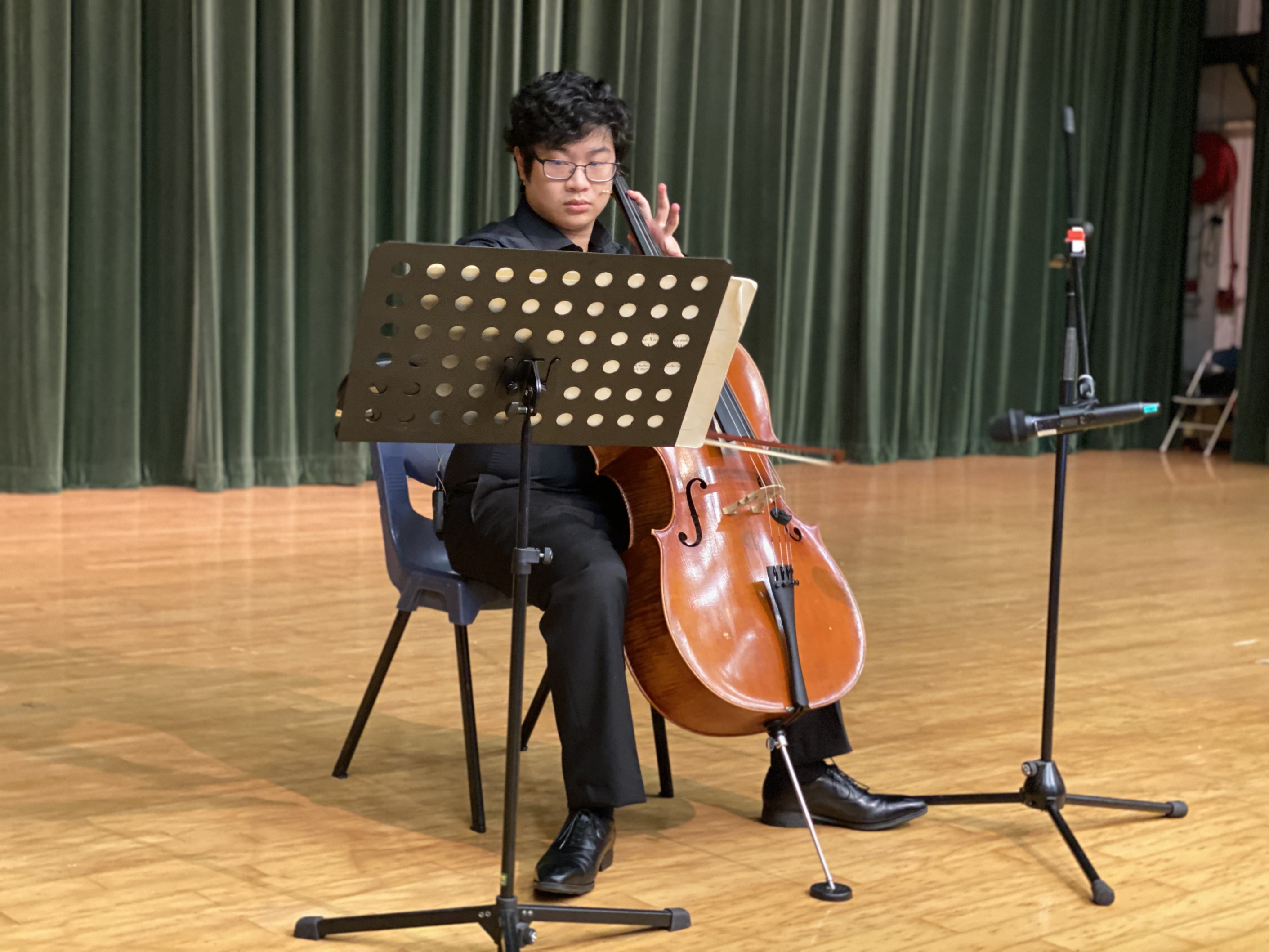 林樂謙校友為「校友仔．傾下計」演奏， 揭開序幕。
