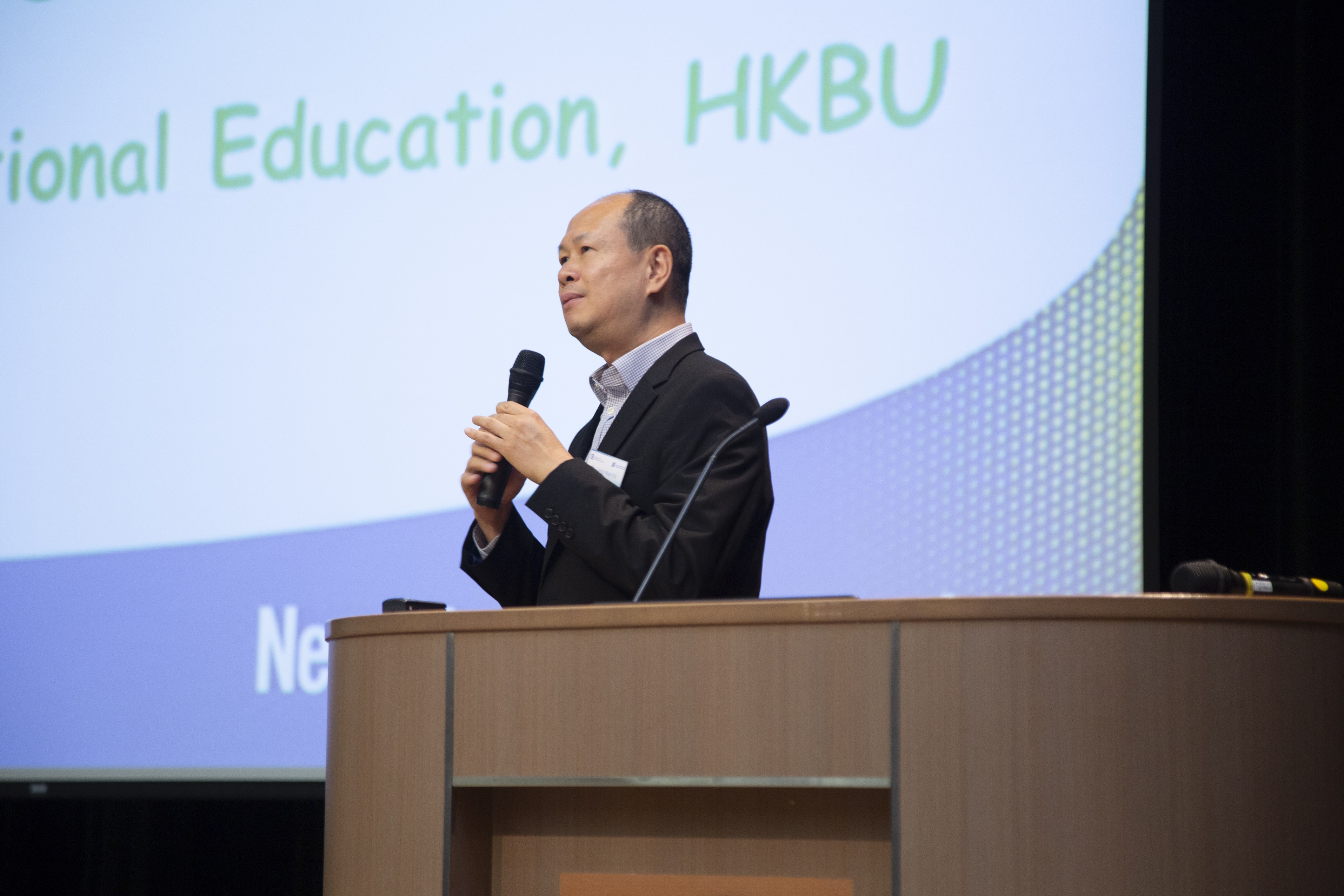 國際學院署理總監梁萬如博士寄語新生培養獨立思考能力，有助實現未來升學就業計劃。