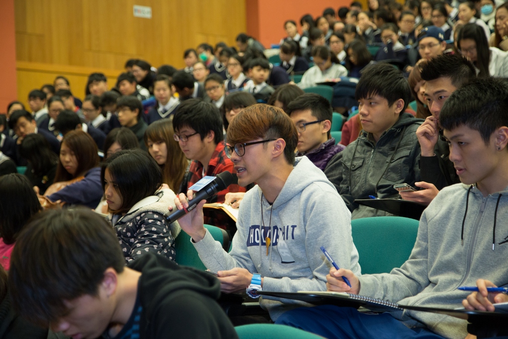 国际学院同学踊跃向黄局长发问，了解政府解决厨余问题的实际措施及所遇困难。