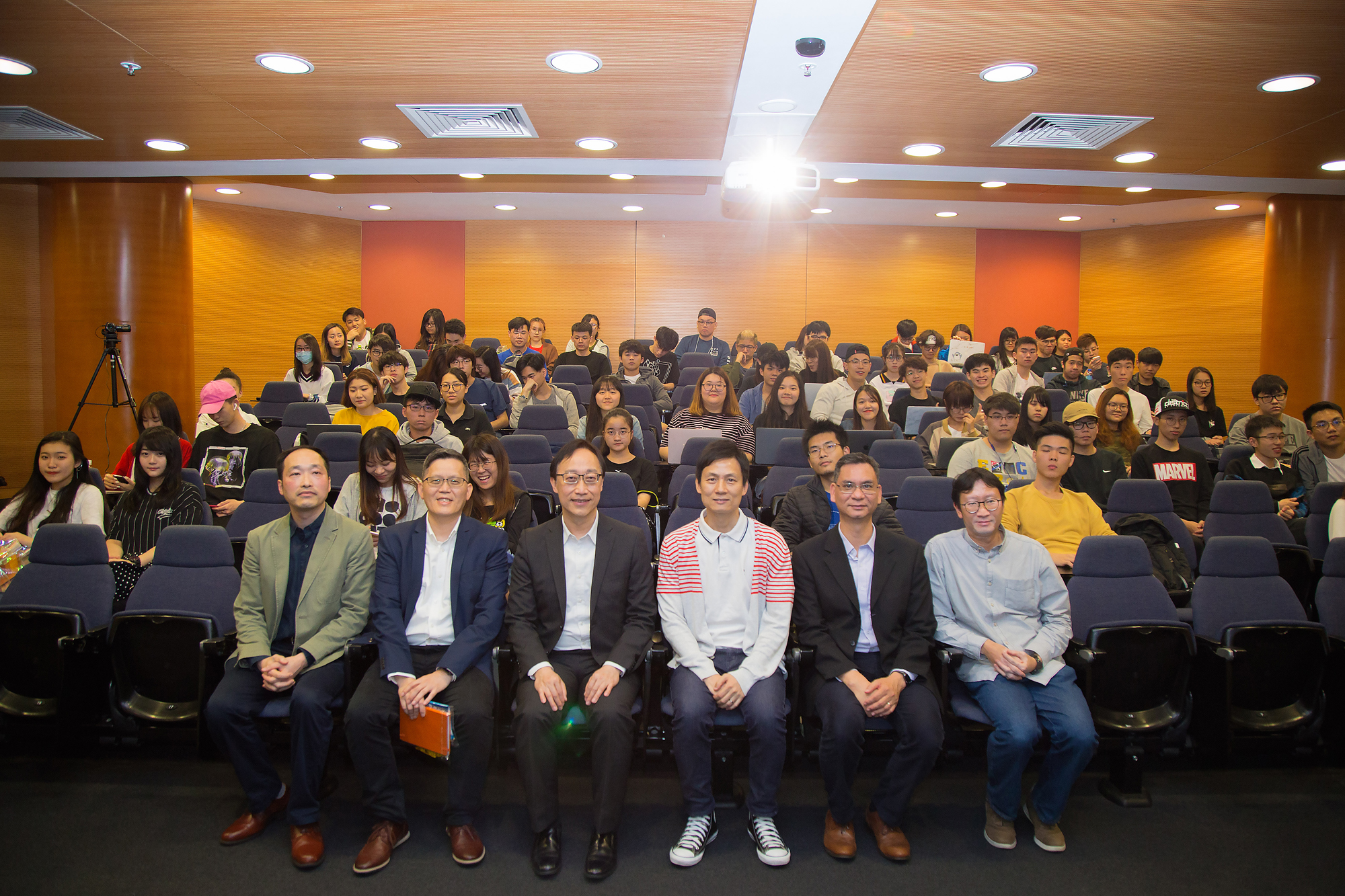 應用科學學部講師及同學與岑錦康博士拍照留念。