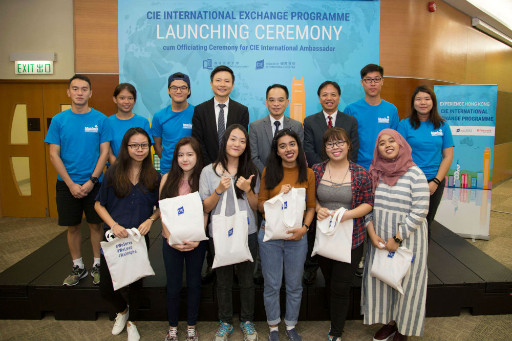 (Back row) Prof. Raymond So, Dean of School of Continuing Education, HKBU (4th from the right), Dr. Sam Lau, Director of College of International Education (4th from the left), Mr. Peter Li, Director of the International Office, HKBU (3rd from the right), exchange students from Temasek Polytechnic and CIE International Ambassador representatives at the Launching Ceremony. 