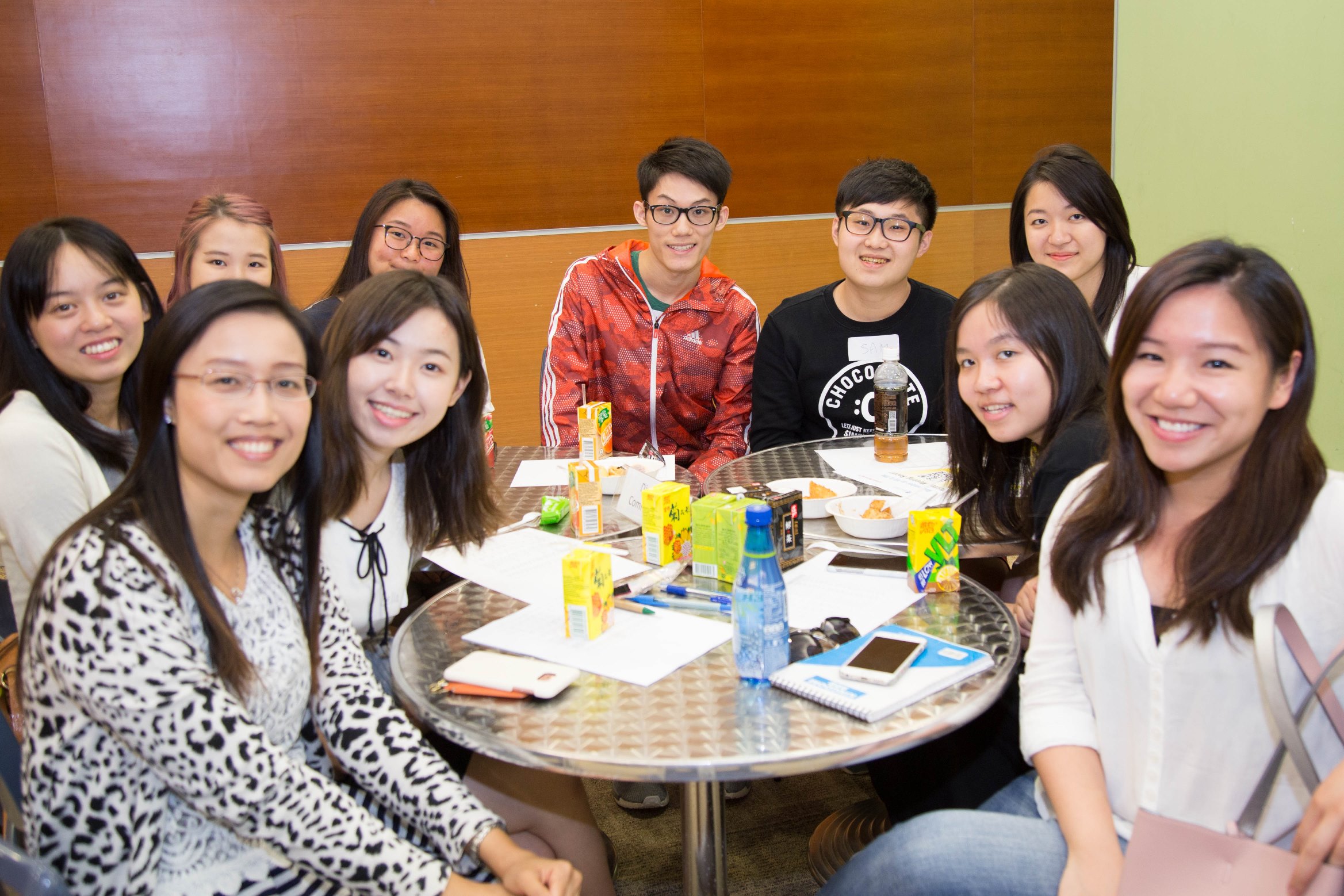 学院透过茶聚分享会，提供平台给同学与校友导师互相认识。