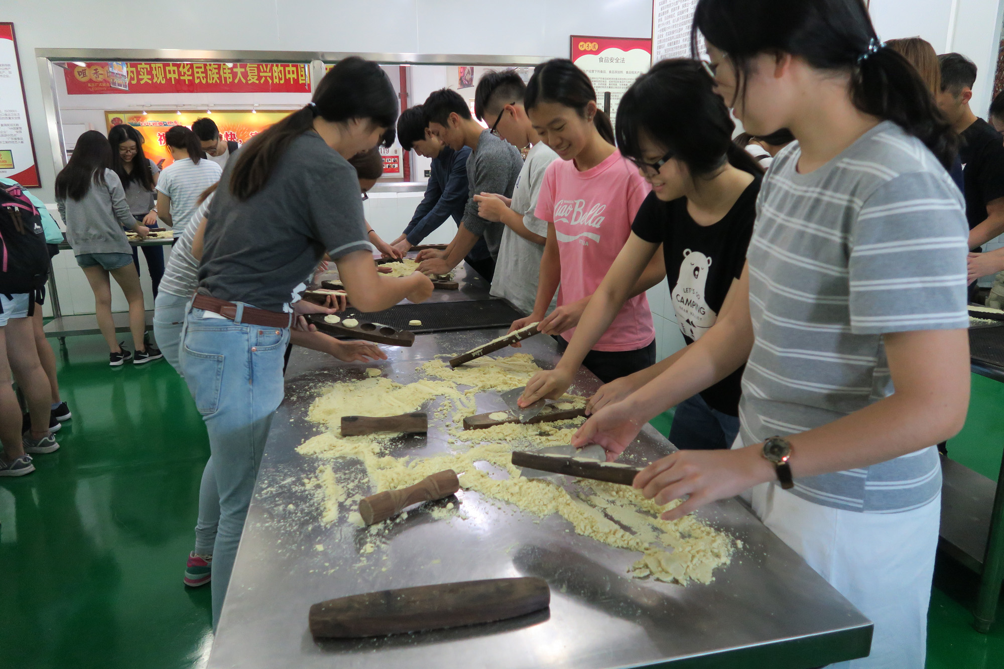 为了让同学理解到食品生产过程中每个步骤都非常严谨，特别安排同学亲身体验制作杏仁饼。