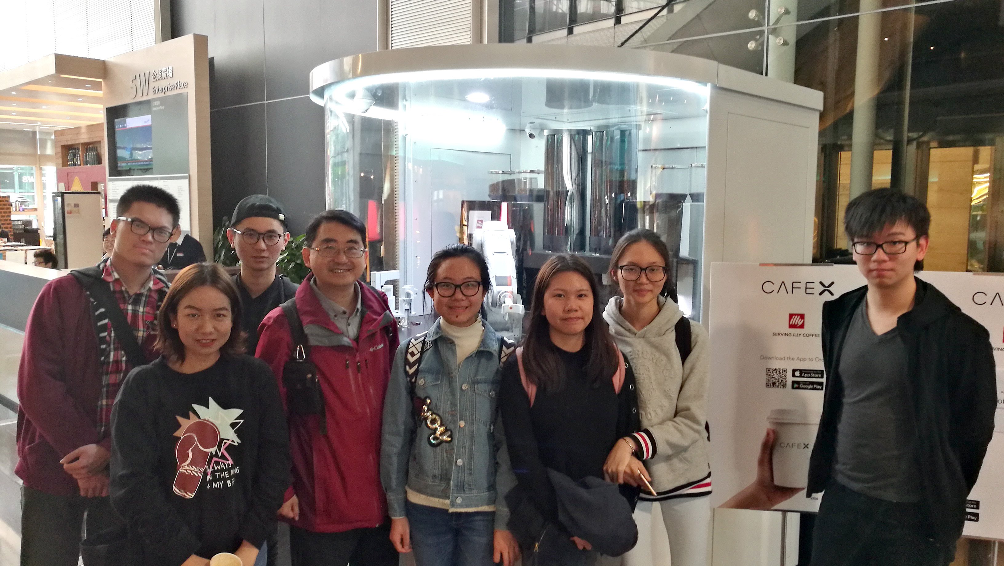 Cafe X Technologies技术员向同学讲解机械咖啡师的原型及操作流程。