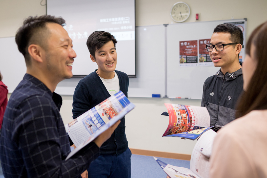 徐飞 (左二) 是浸会大学国际学院的校友，演讲前也不忘与昔日的老师分享毕业后的经历，她亦鼓励师弟师妹争取更多实战机会装备自己。