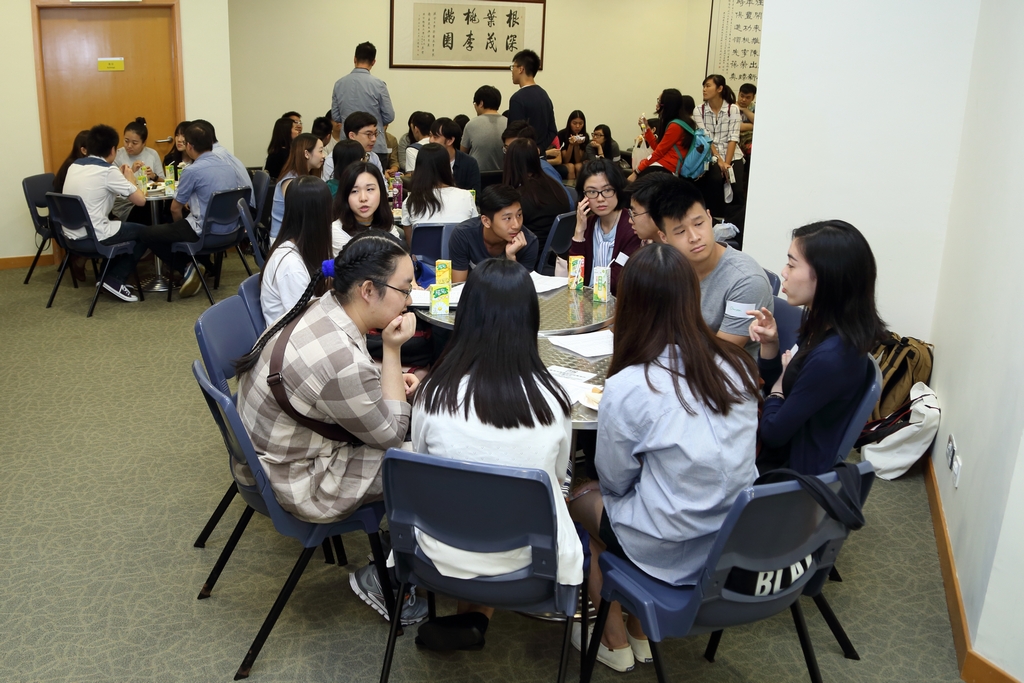 今届参与的校友导师和学员初次会面，场面热闹。