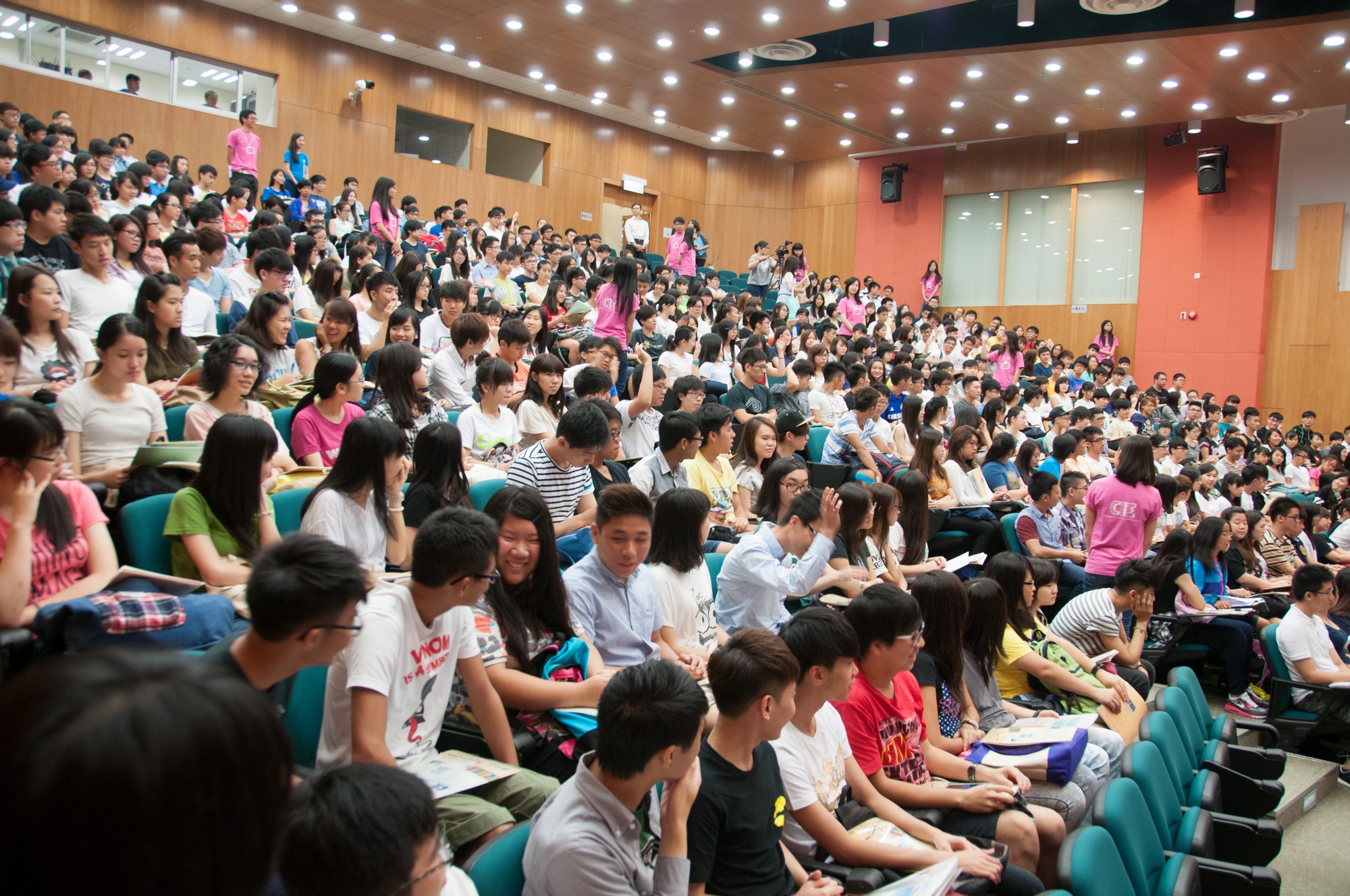 国际学院为逾2,500名副学士及自资学士学位课程新生举办迎新活动，同学充满信心，承诺将朝着理想做到最好。