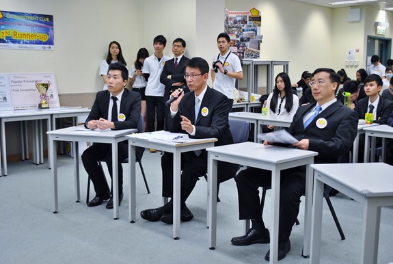 The adjudicators, Mr. Neo Mong (left), Mr. Michael Hung (middle) and Dr. Gordon Wong (right) were impressed by the professional performance of the finalists.