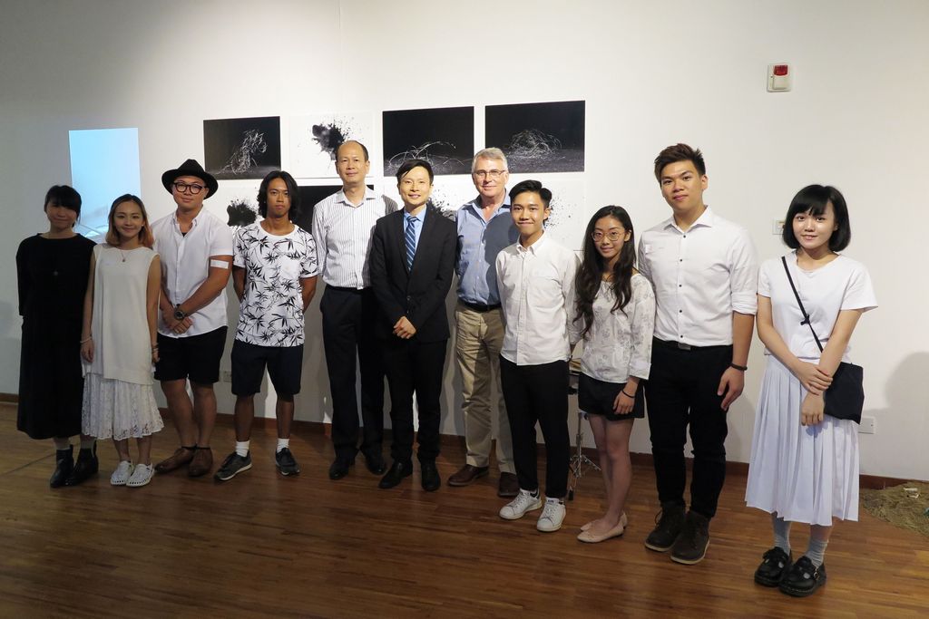 浸大视觉艺术院总监Prof. John Aiken（右五）、浸大国际学院总监刘信信博士（中）、副总监梁万如博士（左五）祝贺同学毕业展览圆满成功。